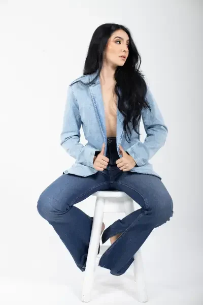 Mujer con chaqueta de denim